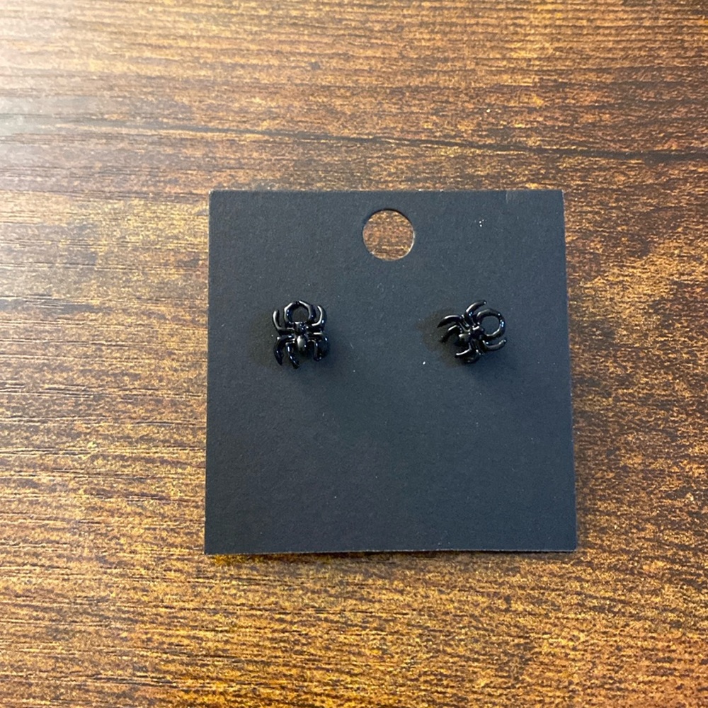 Spurred stud earrings